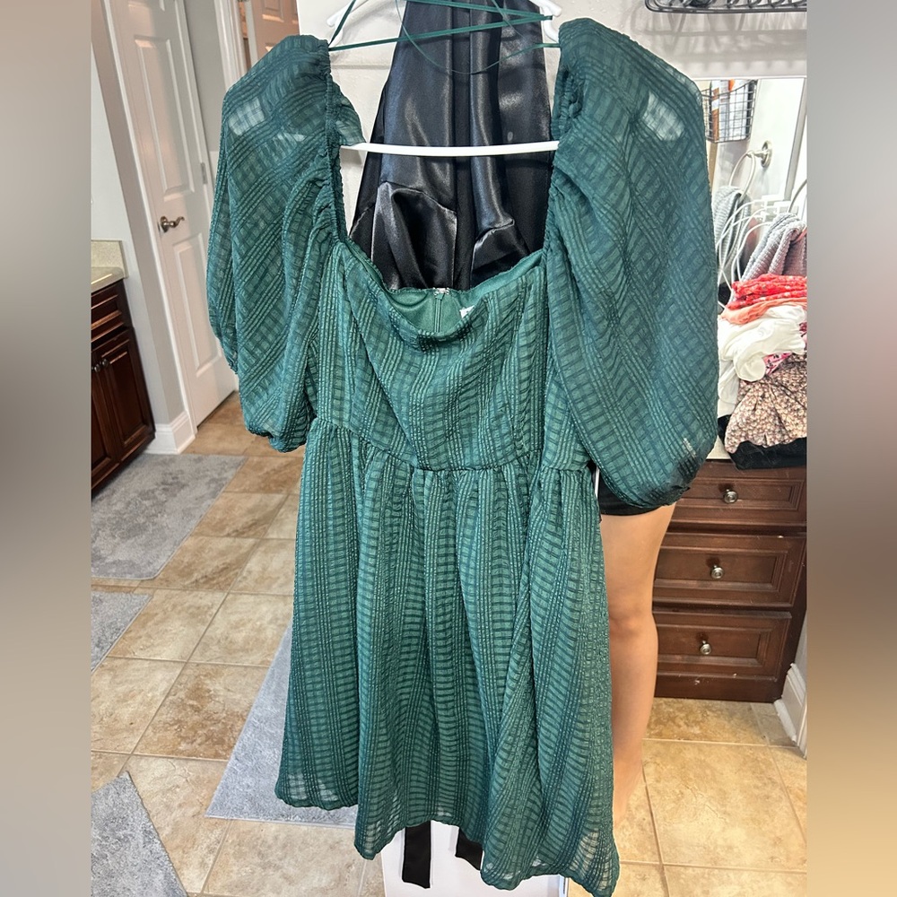 TCEC Emerald Textured Puff-Sleeve Midi Dress